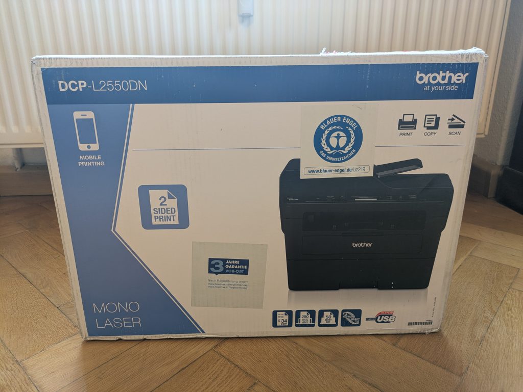 Verpackung des Brother DCP-L2550DN Multifunktionsdruckers von vorne