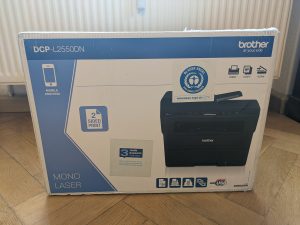 Verpackung des Brother DCP-L2550DN Multifunktionsdruckers von vorne