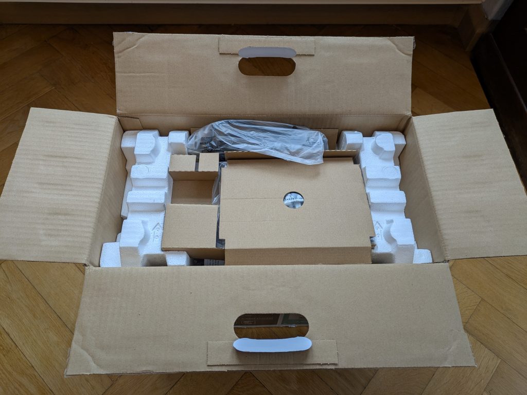 Verpackung des Brother MFC-J1010DW Multifunktionsdruckers geöffnet