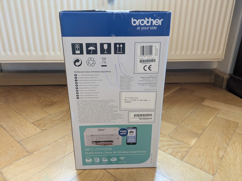 Verpackung des Brother MFC-J1010DW Multifunktionsdruckers von Links