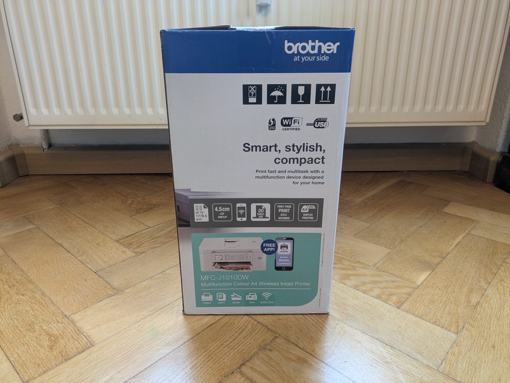 Verpackung des Brother MFC-J1010DW Multifunktionsdruckers von Rechts