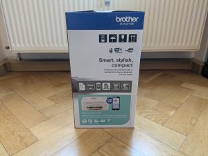 Verpackung des Brother MFC-J1010DW Multifunktionsdruckers von Rechts