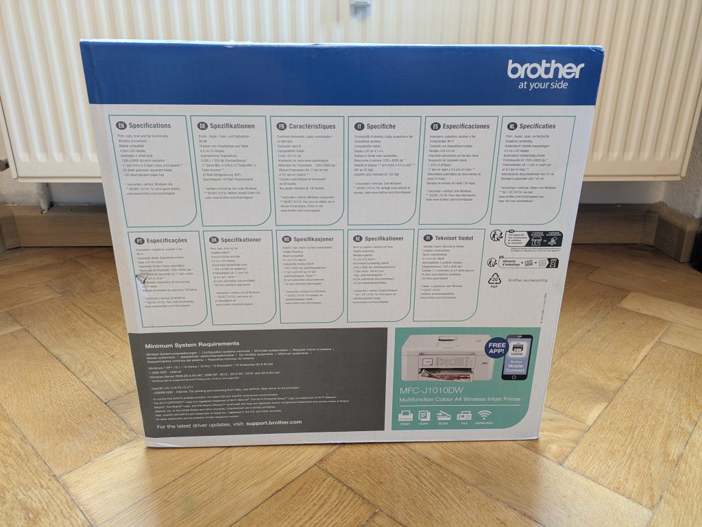 Verpackung des Brother MFC-J1010DW Multifunktionsdruckers von hinten