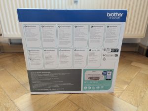 Verpackung des Brother MFC-J1010DW Multifunktionsdruckers von hinten