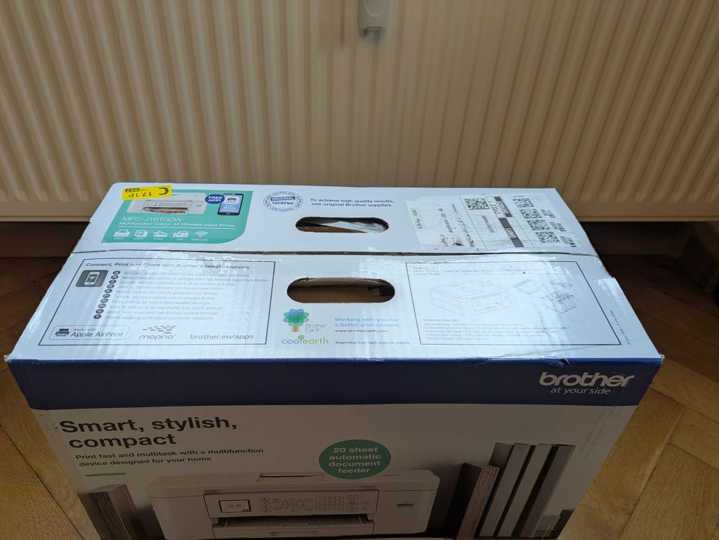 Verpackung des Brother MFC-J1010DW Multifunktionsdruckers von oben