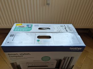 Verpackung des Brother MFC-J1010DW Multifunktionsdruckers von oben