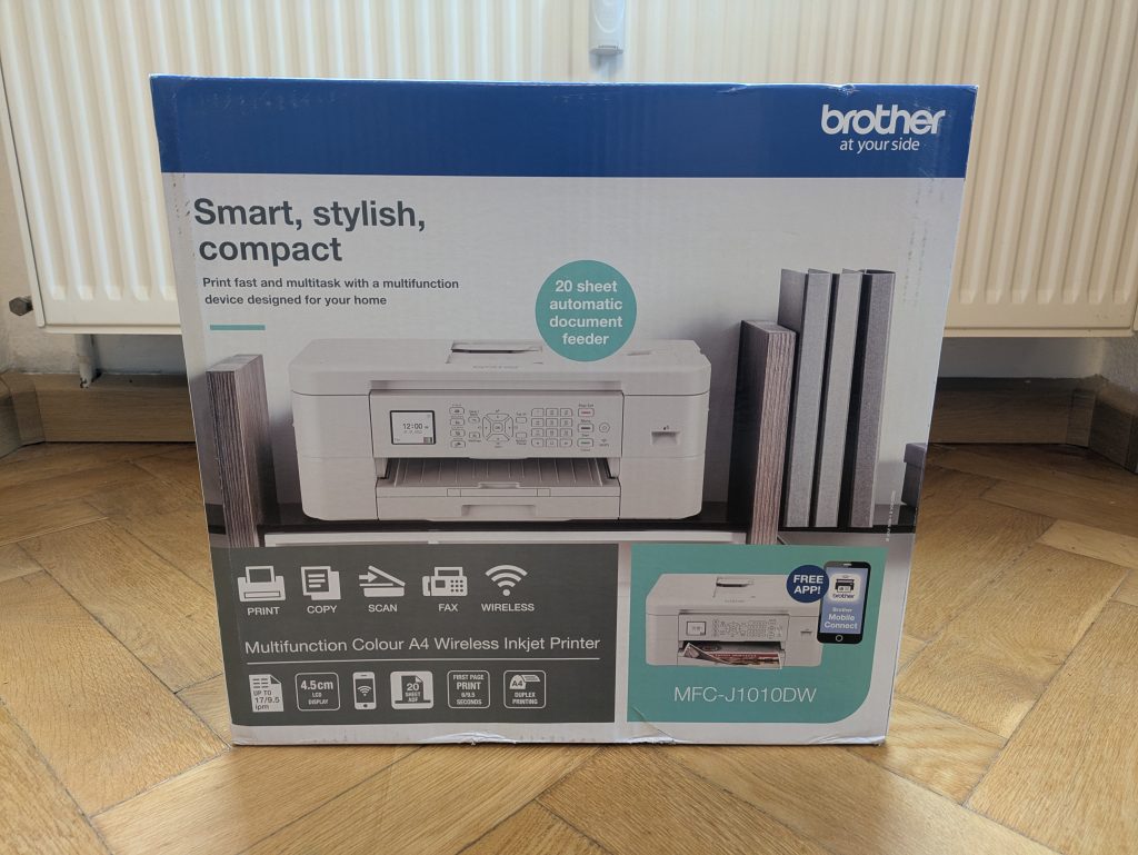 Verpackung des Brother MFC-J1010DW Multifunktionsdruckers von vorne