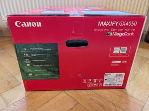 Verpackung des Canon Maxify GX4050 Multifunktionsdruckers von Links