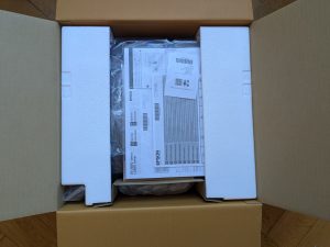 Verpackung des Epson EcoTank ET-2870 Multifunktionsdruckers geöffnet