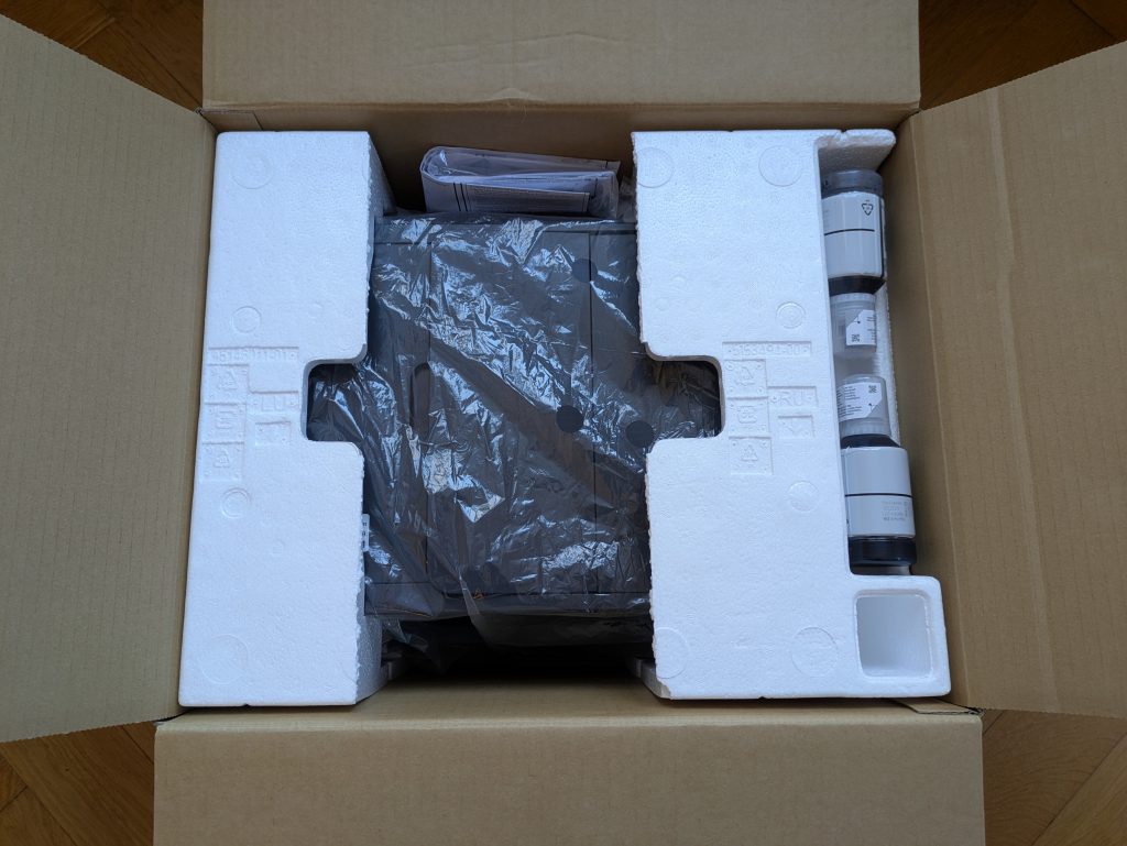 Verpackung des Epson EcoTank ET-4850 Multifunktionsdruckers geöffnet