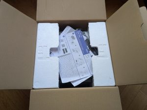 Verpackung des Epson WorkForce WF-2960DWF Multifunktionsdruckers geöffnet