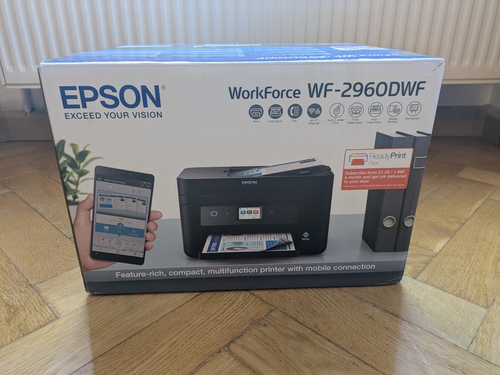 Verpackung des Epson WorkForce WF-2960DWF Multifunktionsdruckers von hinten