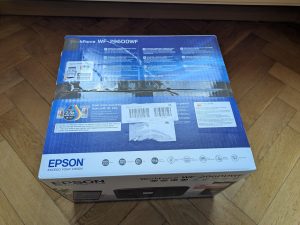 Verpackung des Epson WorkForce WF-2960DWF Multifunktionsdruckers von oben