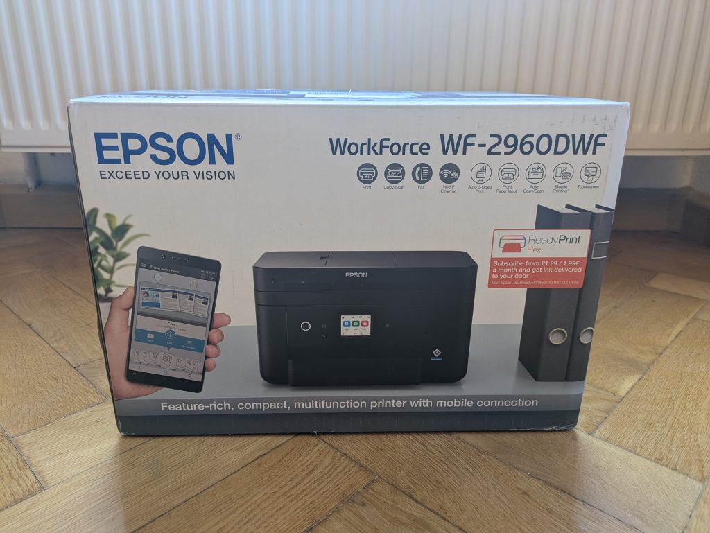 Verpackung des Epson WorkForce WF-2960DWF Multifunktionsdruckers von vorne