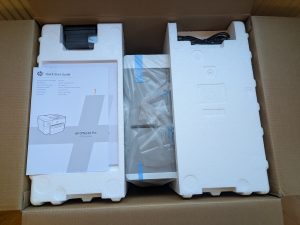 Verpackung des HP OfficeJet Pro 9730e Multifunktionsdruckers geöffnet