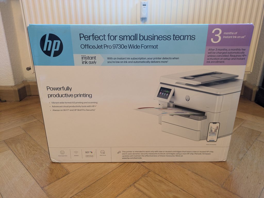 Verpackung des HP OfficeJet Pro 9730e Multifunktionsdruckers von hinten