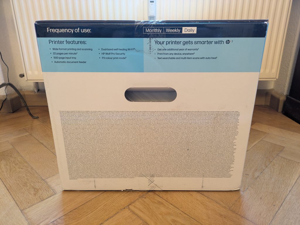 Verpackung des HP OfficeJet Pro 9730e Multifunktionsdruckers von links