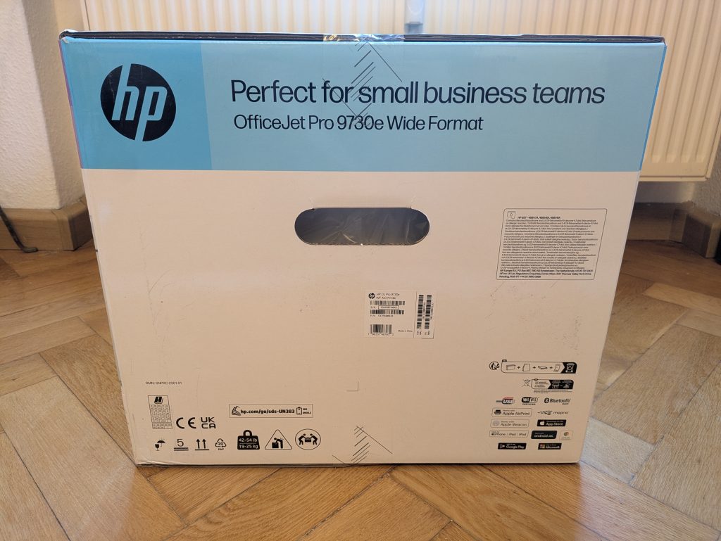 Verpackung des HP OfficeJet Pro 9730e Multifunktionsdruckers von rechts