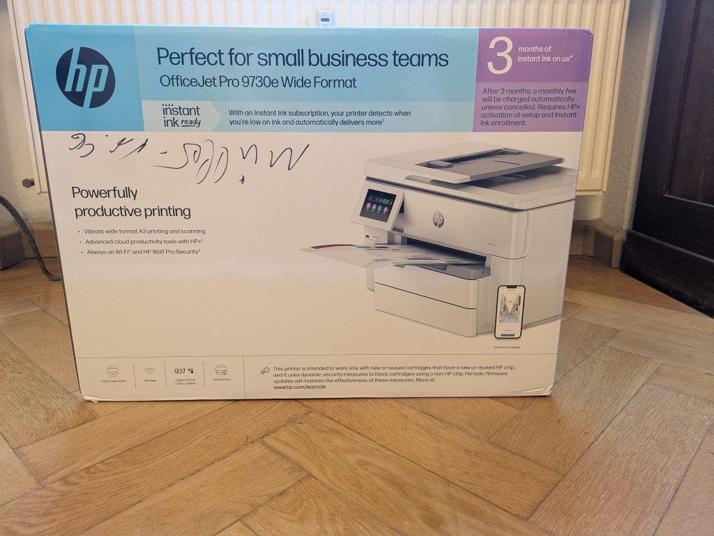 Verpackung des HP OfficeJet Pro 9730e Multifunktionsdruckers von vorne
