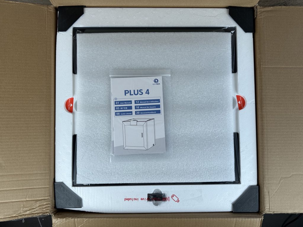 Qidi Plus4 3D-Drucker in der Verpackung 1