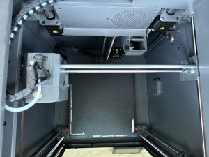 Elegoo Centauri Carbon 3D-Drucker Blick von oben in den Bauraum