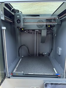 Elegoo Centauri Carbon 3D-Drucker Blick von vorne in den Bauraum