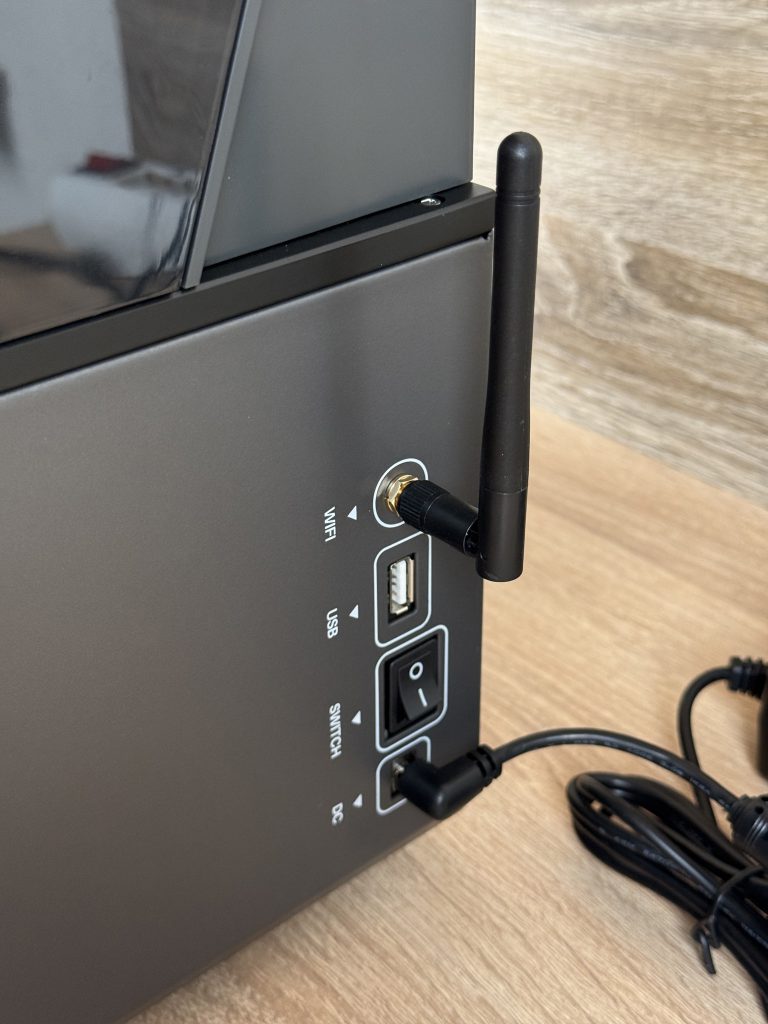 Elegoo Saturn 4 Ultra 3D-Drucker Detail USB und WLAN Antenne