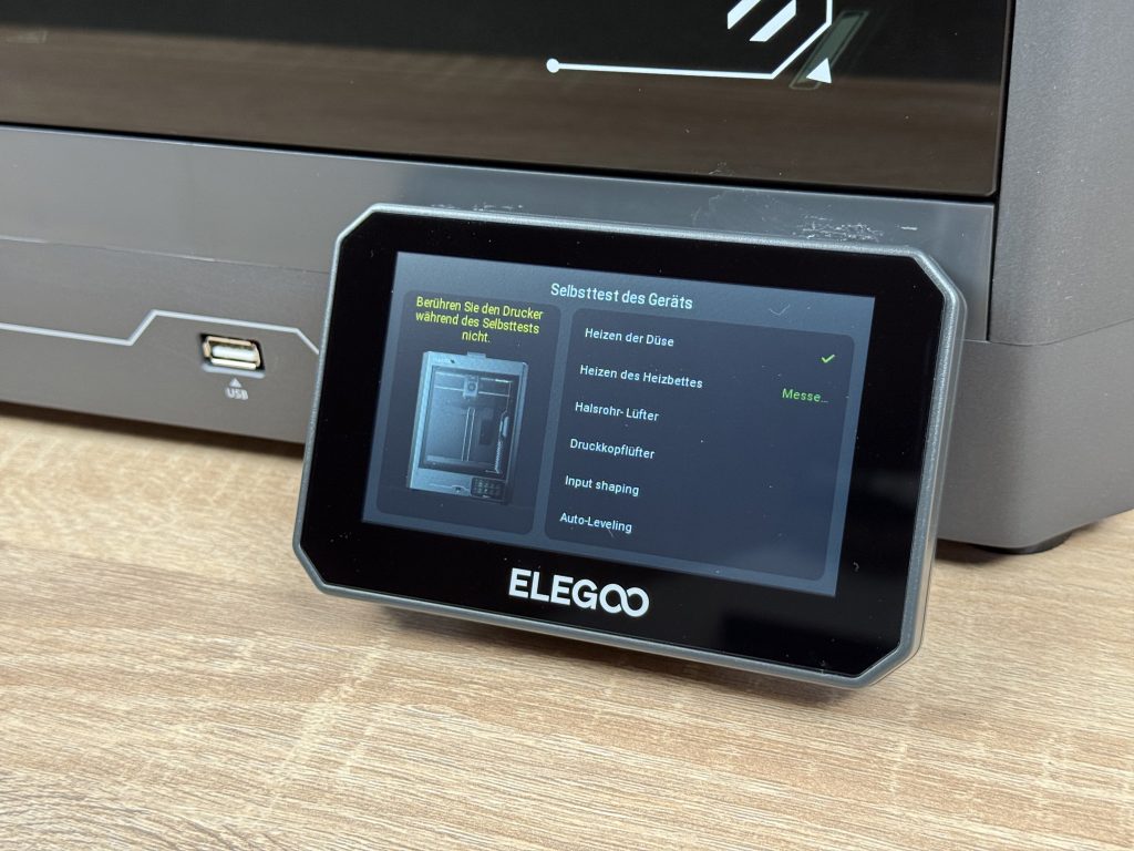 Elegoo Centauri Carbon 3D-Drucker beim Einrichtungsprozess