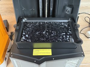 Elegoo Saturn 4 Ultra 3D-Drucker Becken mit Resin gefüllt