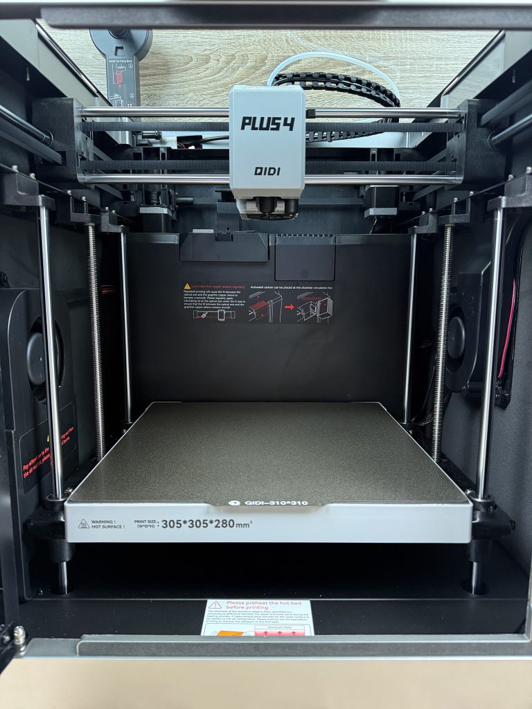 Qidi Plus4 3D-Drucker Bauraum von vorne