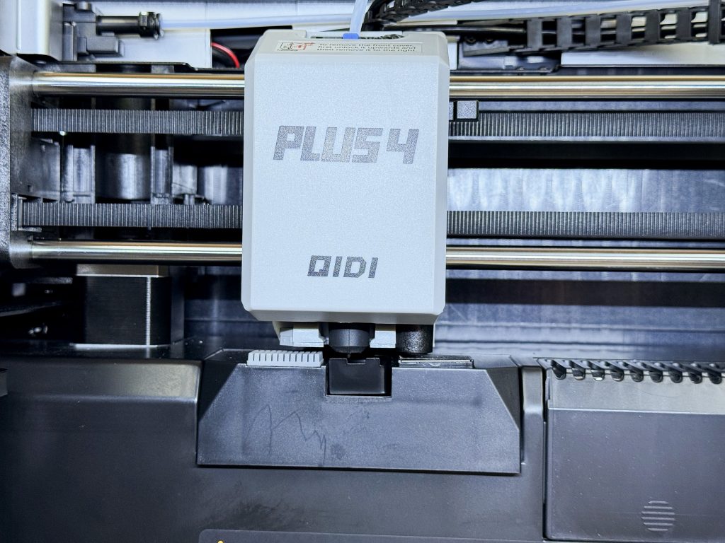 Qidi Plus4 3D-Drucker Druckkopf beim Reinigen der Düse