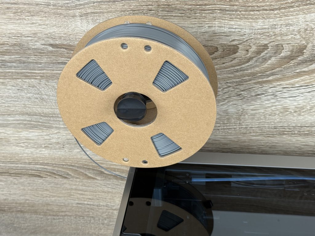 Qidi Plus4 3D-Drucker Filament auf dem Halter