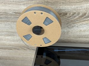 Qidi Plus4 3D-Drucker Filament auf dem Halter