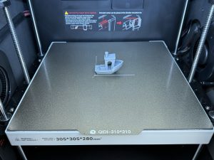 Qidi Plus4 3D-Drucker fertiges Benchy 1