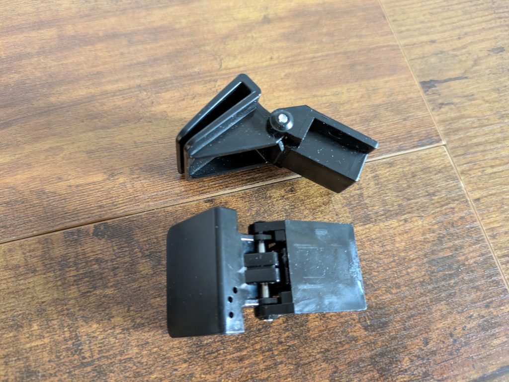 Abdeckhaubenhalterungen des Yamaha Musiccast Vinyl 500 Plattenspielers