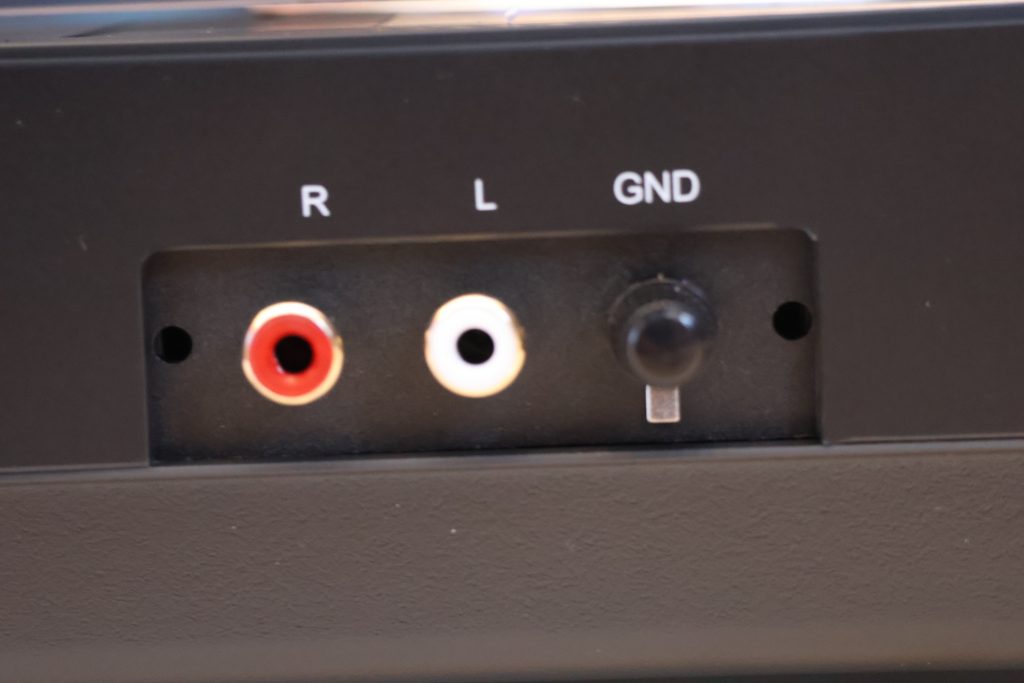 Anschlüsse des Dual DTJ 301.1 Plattenspielers