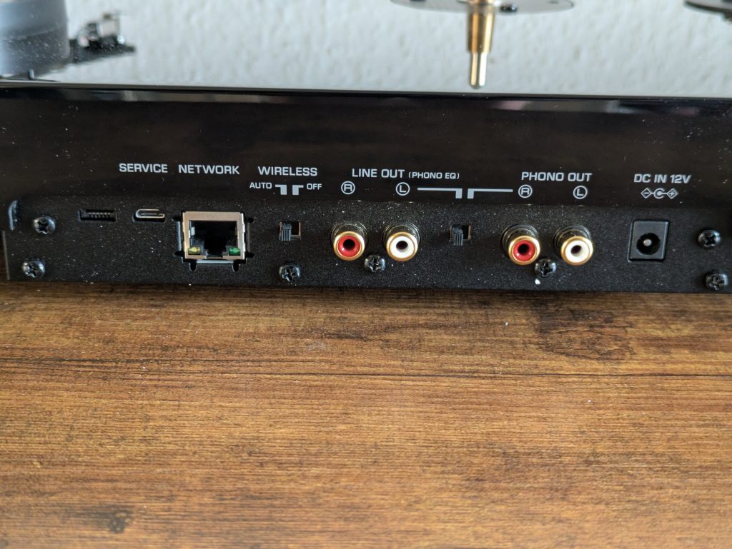 Anschlüsse des Yamaha Musiccast Vinyl 500 Plattenspielers