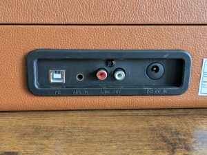 Anschlüsse des auna Jerry Lee Plattenspielers