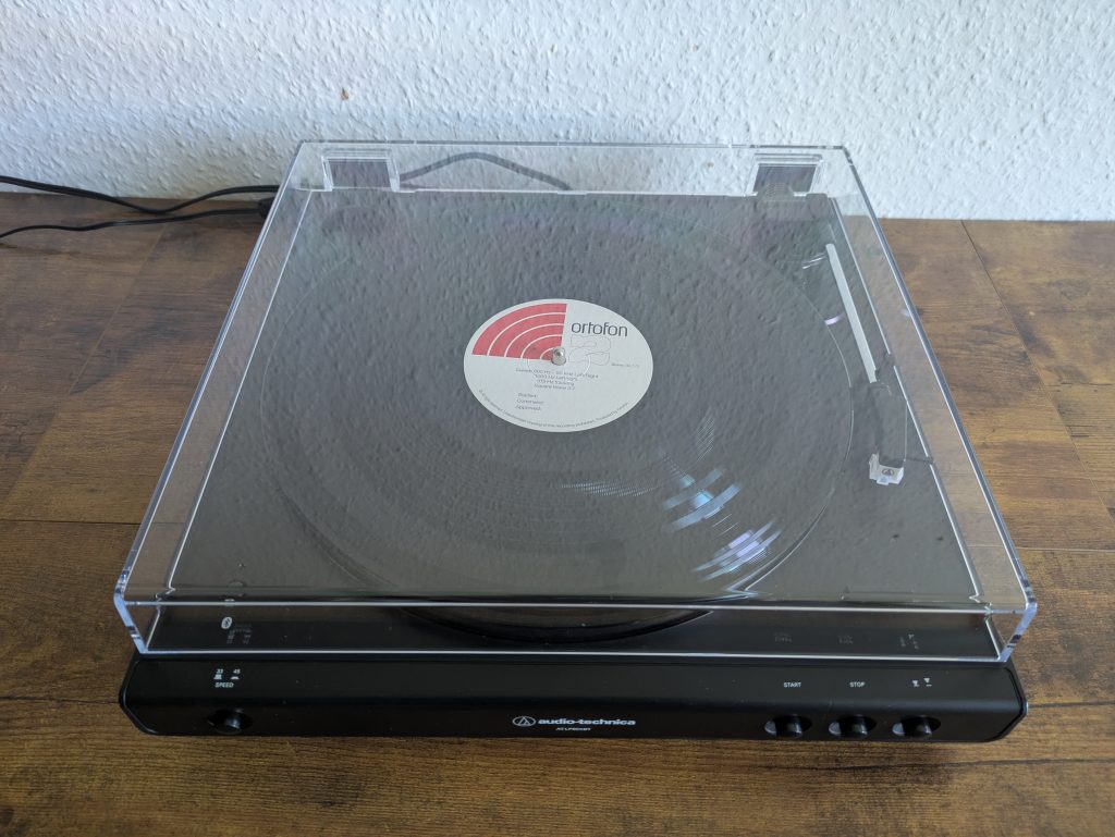 Audio-Technica LP60XBTBK Plattenspieler mit Schallplatte