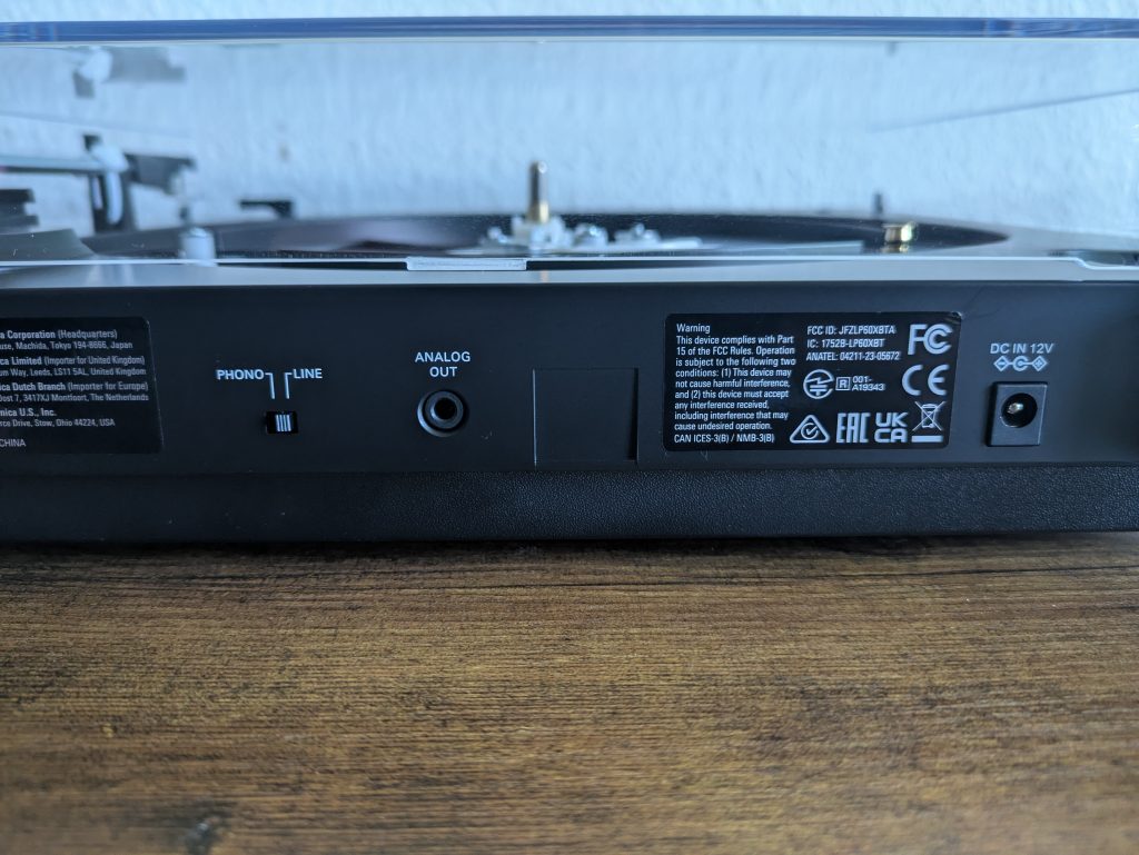 Audio-Technica LP60XBTBK Plattenspieler von hinten in der Nahansicht