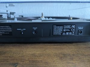 Audio-Technica LP60XBTBK Plattenspieler von hinten in der Nahansicht