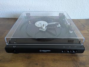 Audio-Technica LP60XBTBK Plattenspieler von vorne ohne Plattenteller
