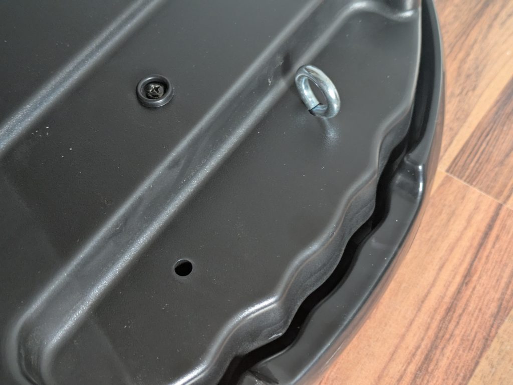 Befestigung der Expandbänder der Bluefin Fitness SLIM Vibrationsplatte