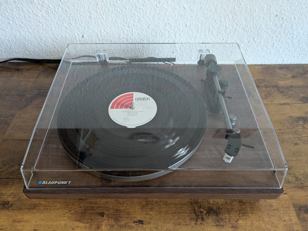 Blaupunkt TT 200 TX WN Plattenspieler mit Schallplatte