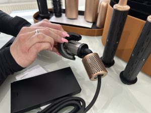 DREAME AirStyle Pro Haartrockner Bürste im Einsatz