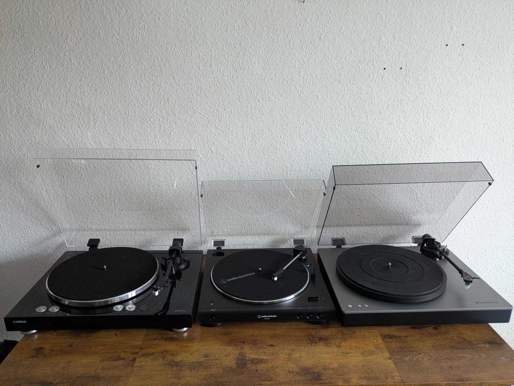 Drei Plattenspieler nebeneinander
