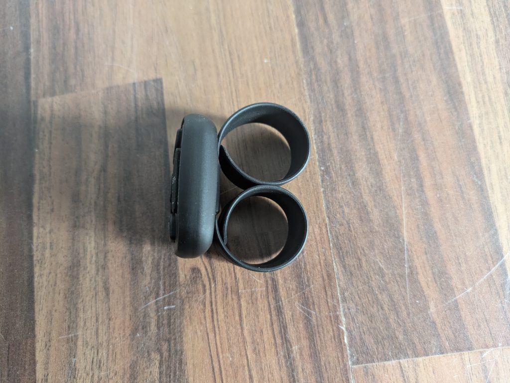 Fernbedienung der Bluefin Fitness SLIM Vibrationsplatte von der Seite