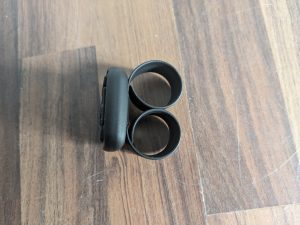 Fernbedienung der Bluefin Fitness SLIM Vibrationsplatte von der Seite