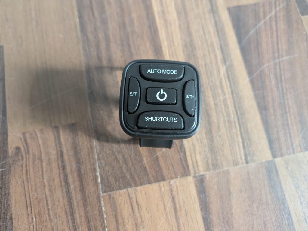 Fernbedienung der Bluefin Fitness SLIM Vibrationsplatte von vorne