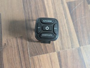Fernbedienung der Bluefin Fitness SLIM Vibrationsplatte von vorne
